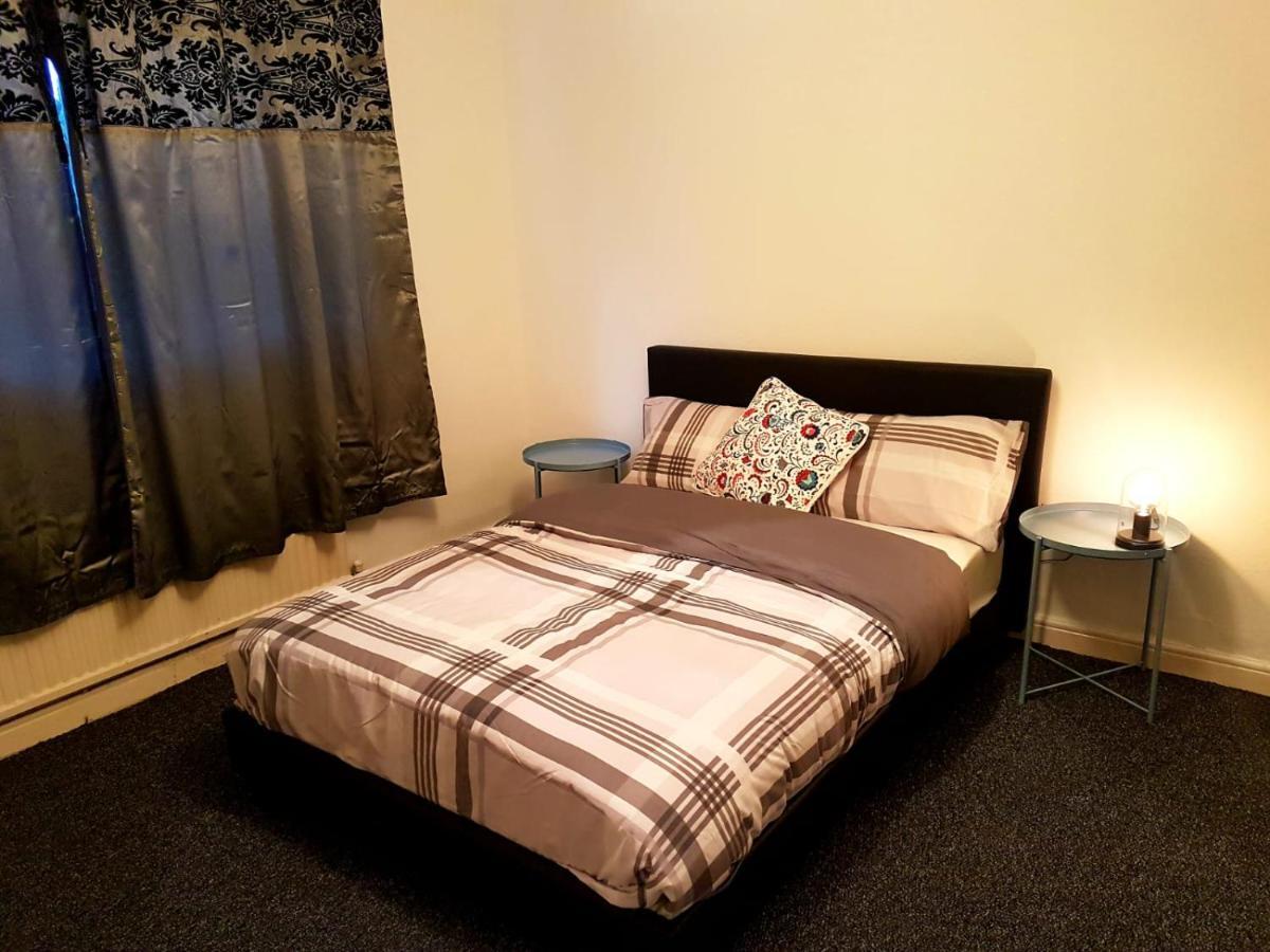 Budget House In Gants Hill Bed & Breakfast Ilford Bagian luar foto