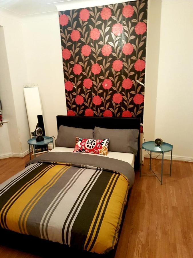 Budget House In Gants Hill Bed & Breakfast Ilford Bagian luar foto