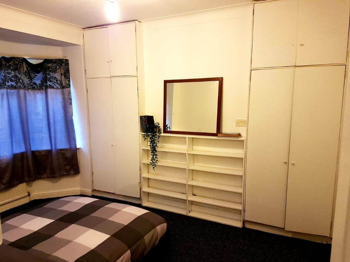Budget House In Gants Hill Bed & Breakfast Ilford Bagian luar foto