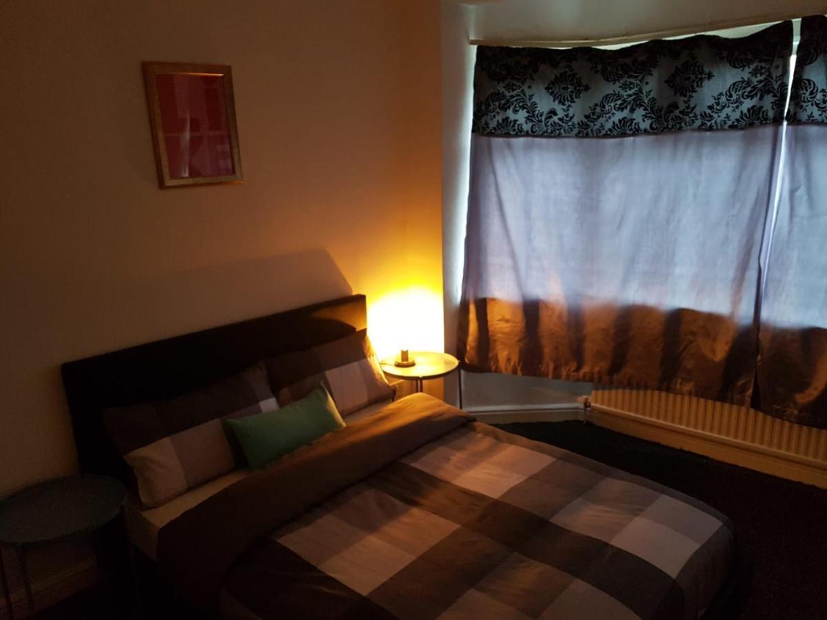 Budget House In Gants Hill Bed & Breakfast Ilford Bagian luar foto