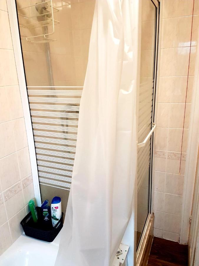 Budget House In Gants Hill Bed & Breakfast Ilford Bagian luar foto
