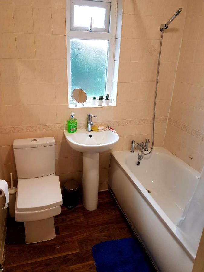 Budget House In Gants Hill Bed & Breakfast Ilford Bagian luar foto