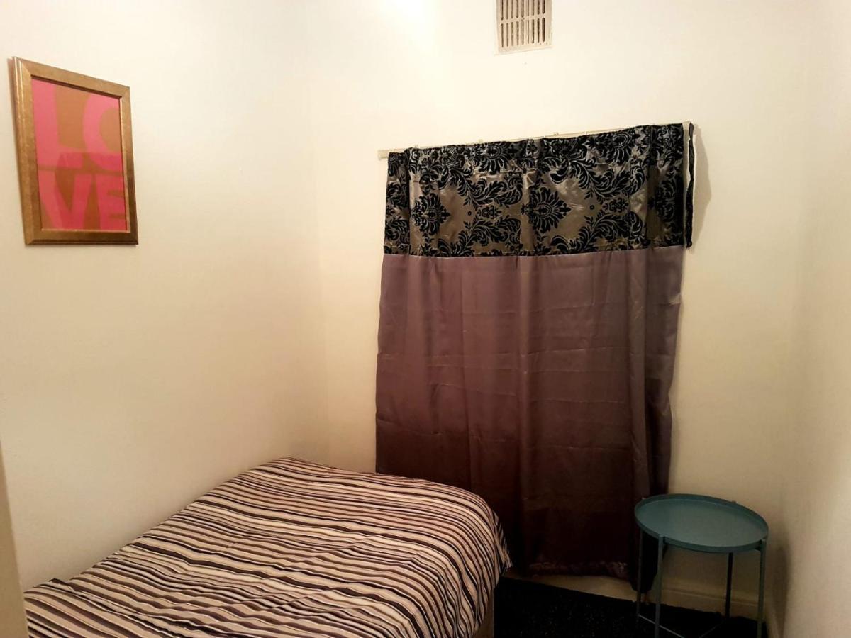 Budget House In Gants Hill Bed & Breakfast Ilford Bagian luar foto