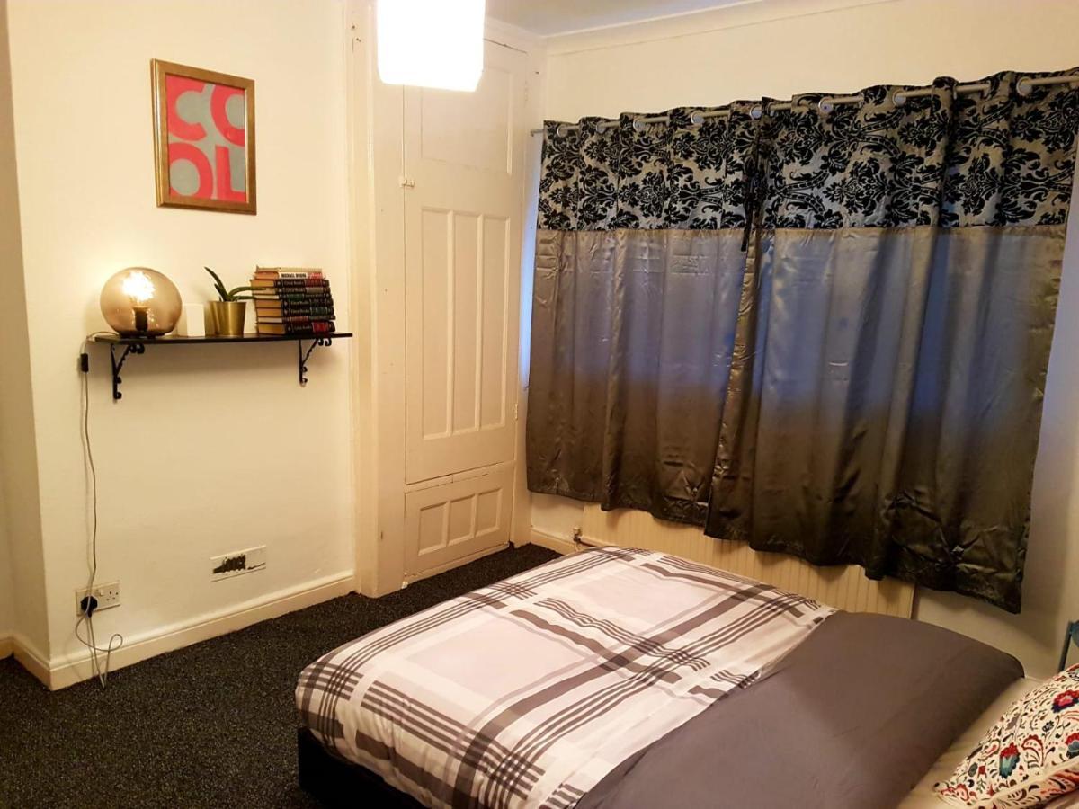 Budget House In Gants Hill Bed & Breakfast Ilford Bagian luar foto