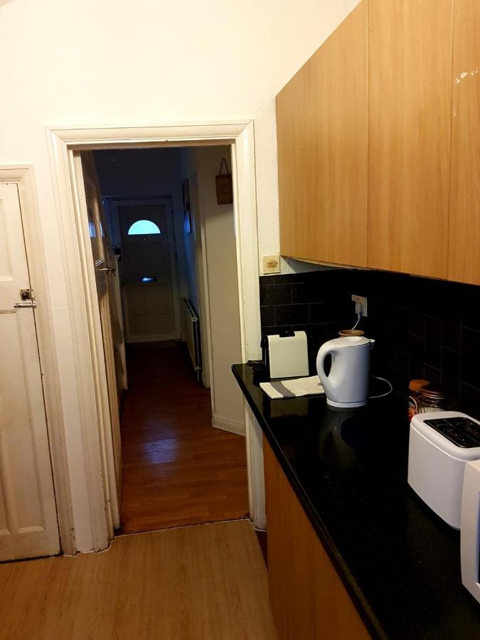 Budget House In Gants Hill Bed & Breakfast Ilford Bagian luar foto