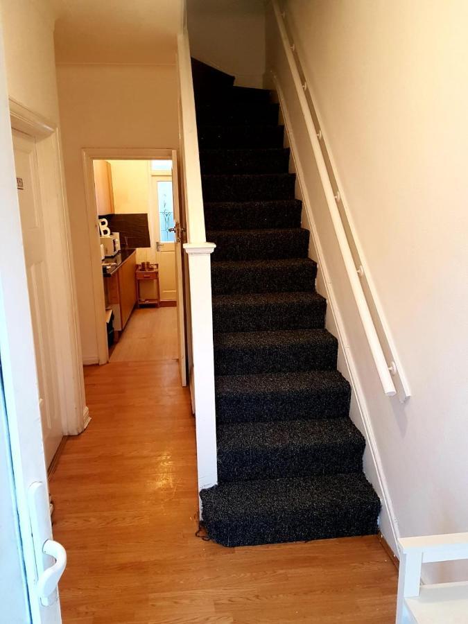 Budget House In Gants Hill Bed & Breakfast Ilford Bagian luar foto